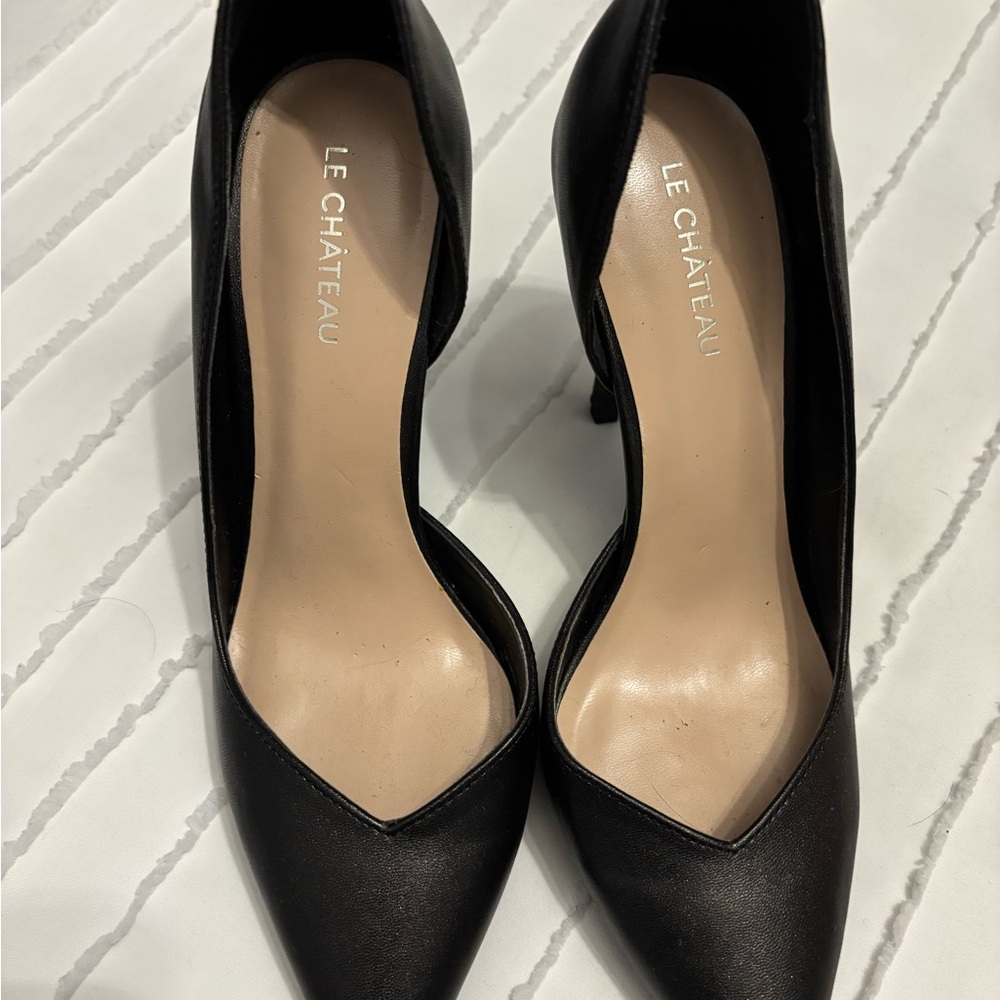 Le Chateau Classic V-Cut Black Stiletto Pumps✨